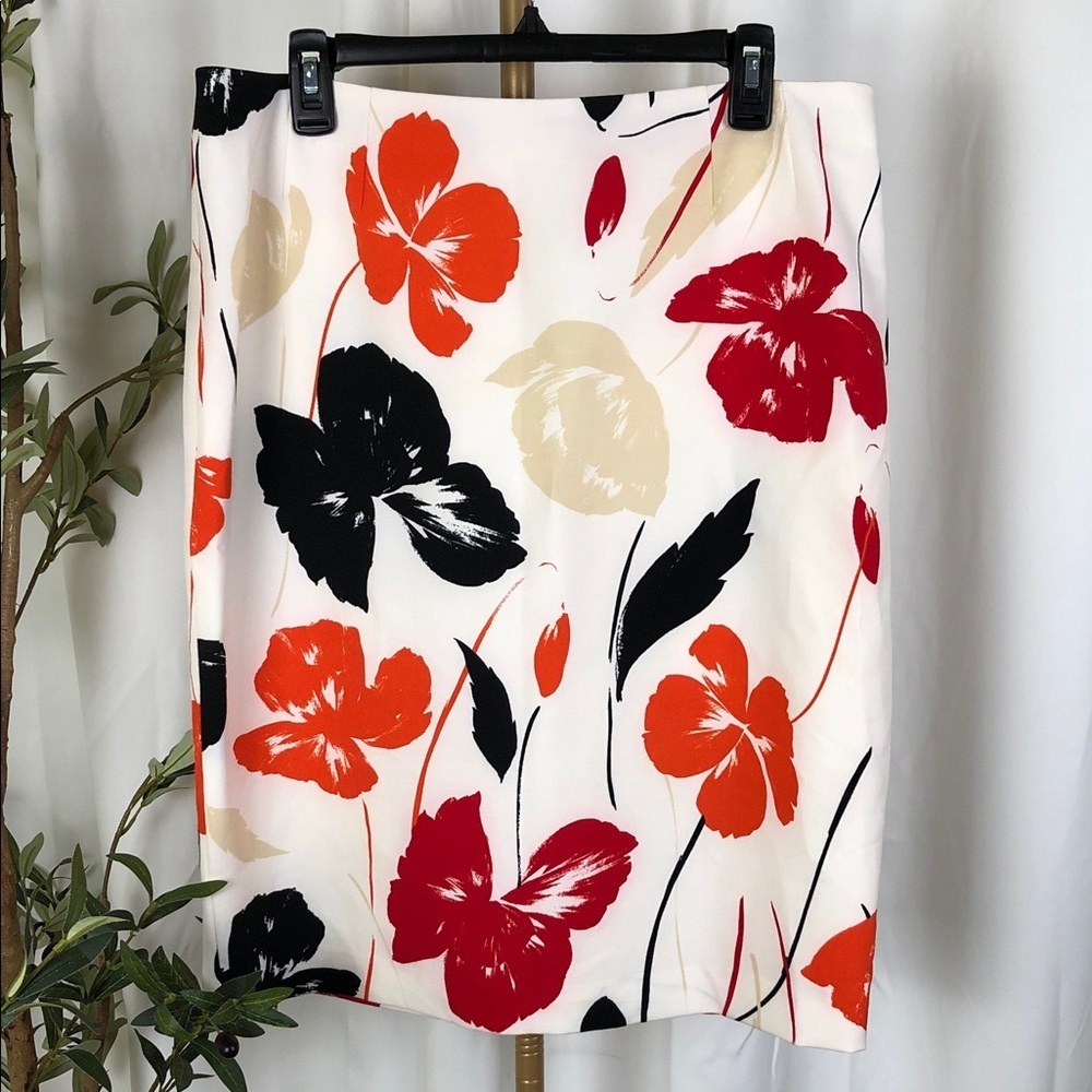 Floral Print Pencil Skirt in White with Red & Black Blooms Sz 12 (B3)